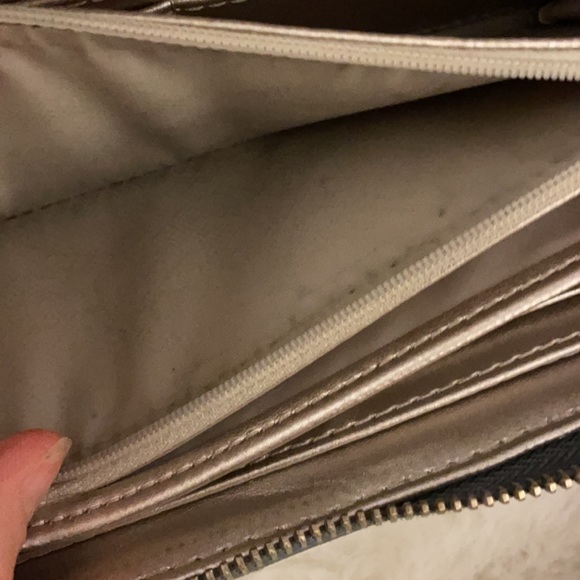 Guess Chevron Classic White Wallet - Picture 10 of 17